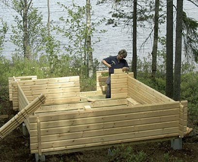 Byg selv hytte: Bjælkerne stables Byg selv hytte: Bjælkerne stables